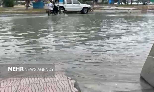 آبگرفتگی عجیب در محور شهید خرازی اصفهان
