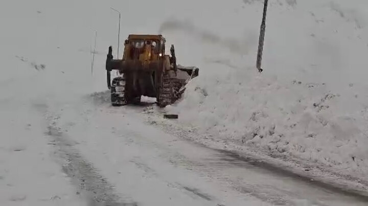 بارش برف در گردنه چری کوهرنگ