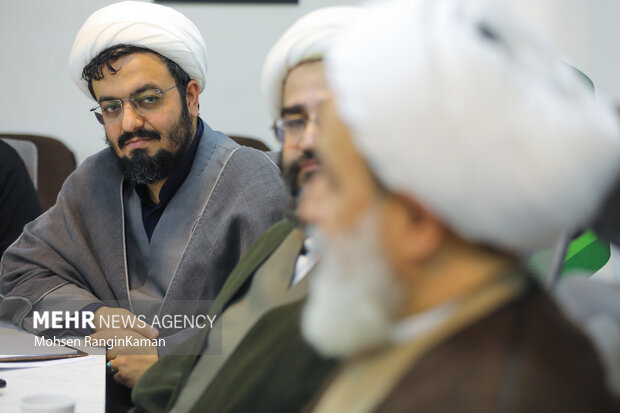 نشست فراخوان نقطه سرخط