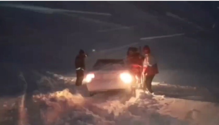 ۲۴۰ مسافر در برف و یخبندان در محور تکاب-دندی امدادرسانی شدند