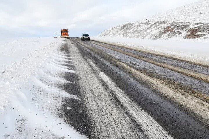تلاش راهداران برای برف‌روبی و برقراری تردد در محور خمین - الیگودرز