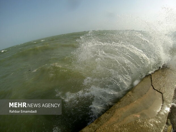 طوفان به قایق‌ها و لنج‌های ساحل کنارک آسیب زد