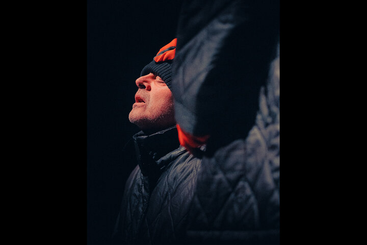 بازیگرانی که ۹ نقش را ایفا می‌کنند؛ تلاش برای حفظ یگانگی در فرم و اجرا