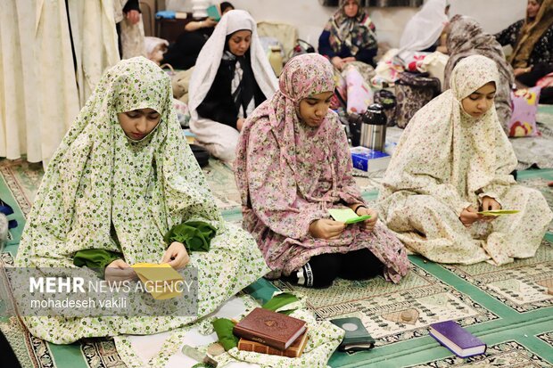 پایان ۳ روز اعتکاف دختران در امامزاده هاشم بن علی(ع) آران و بیدگل